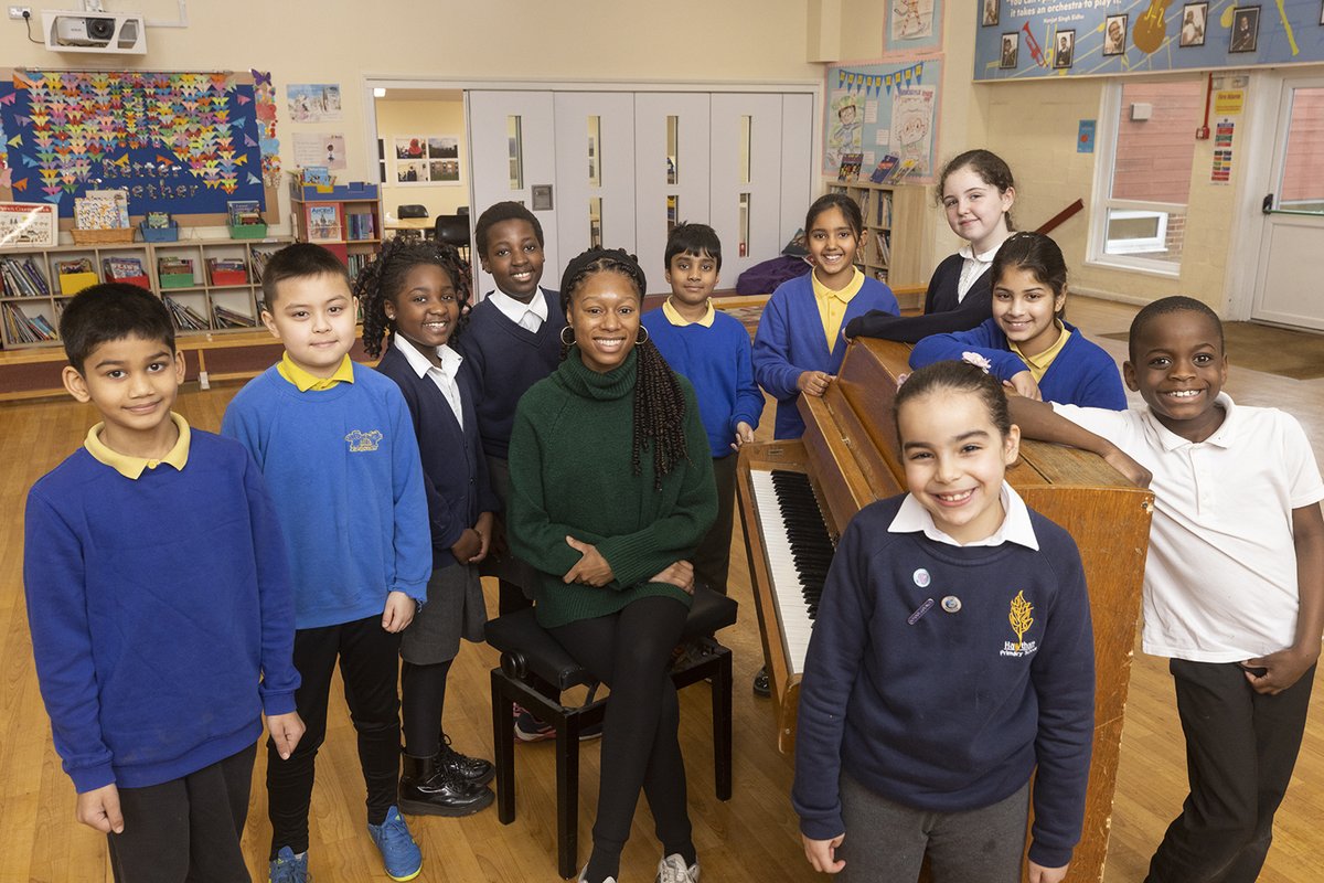 glasshouseicm's tweet photo. Yesterday, children from @InHarmonyNE had a day out of the ordinary. Superstar pianist Isata Kanneh-Mason dropped by to play a couple of tunes and answer some of their burning questions.💚
1/3 https://t.co/UTt7cr8zlS