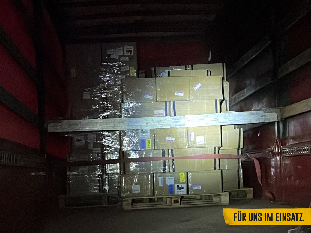 zoll_info's tweet photo. 🔍 In einem bulgarischen LKW fand eine Kontrolleinheit des #HZAköln 27.000 unversteuerte E-Zigaretten.
💰 Steuerschaden: 108.000 €
💼 Gegen den Fahrer wurde ein Steuerstrafverfahren eingeleitet.
👮♀️ Die weiteren Ermittlungen führt das #ZFAessen.
https://t.co/AioFidzy06 https://t.co/7RDrPlJKJJ