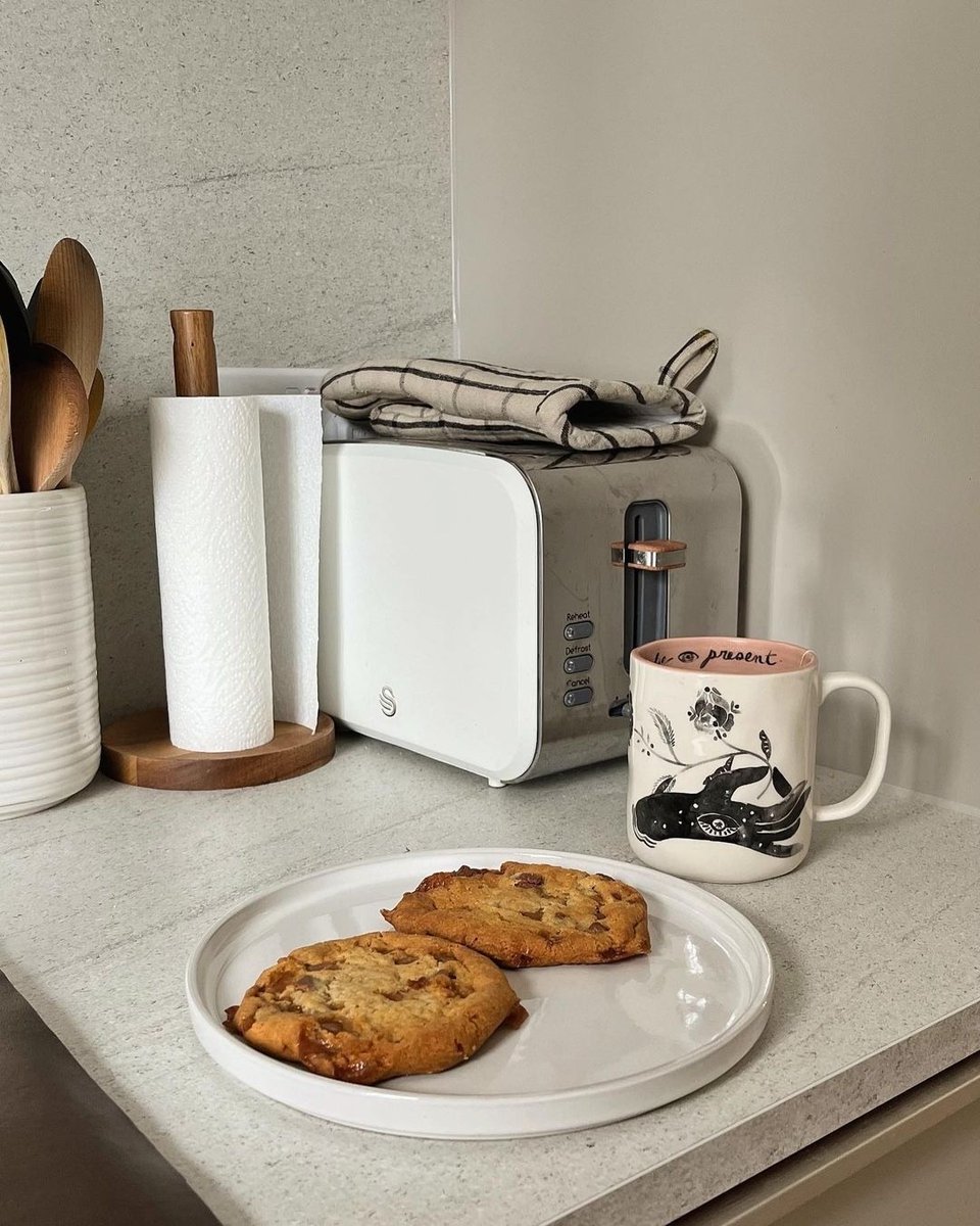 Tea 🤝 Biscuits How gorgeous does our Nordic Cotton Toaster look?👀☕️🍪 @hadlandhome #nordiccollection #toaster #kitcheninspo #kitchenappliances #swanbrand