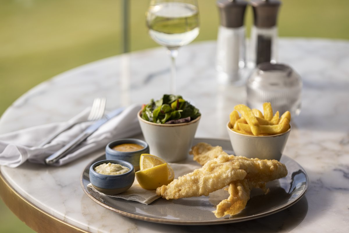 Battered haddock, chips, tartare sauce, garden salad, lemon...The perfect meal on a Friday 😋