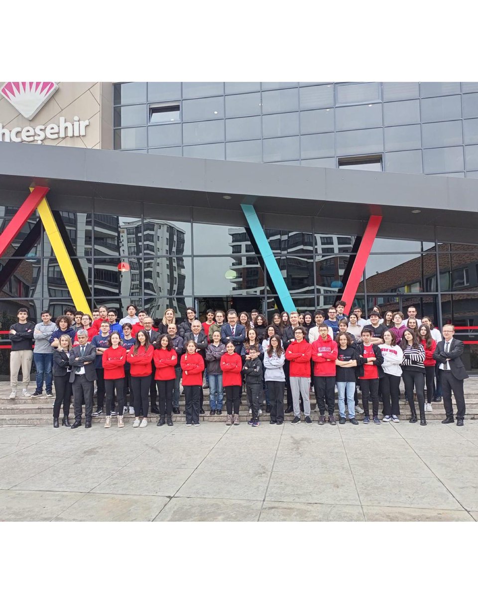 TÜBiTAK Başkanı Prof. Dr. Sayın Hasan Mandal okulumuzu ziyaret ederek öğrencilerimizle bir araya geldi.TÜBİTAK ve TEKNOFEST yarışmalarına katılan öğrencilerimizi tebrik ederek projelerini yerinde inceledi.Nazik ziyaretleri için kendilerine teşekkür ederiz .