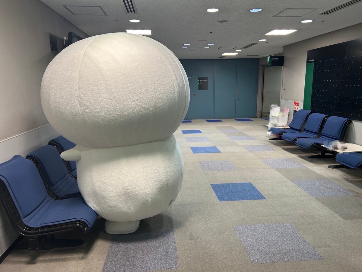 サプライズゲストのためこっそり移動するでっけぇお文具さん