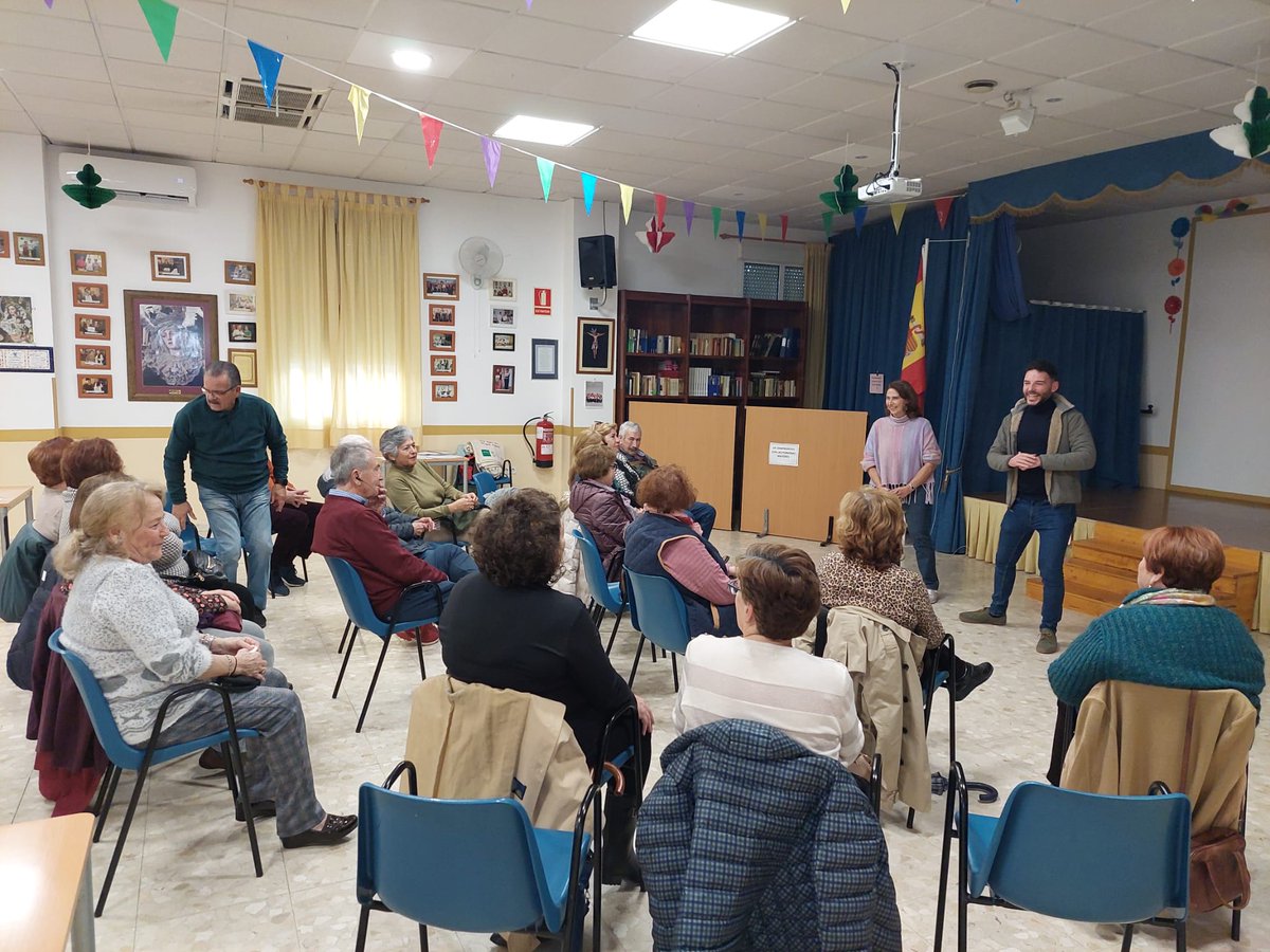 Más de 20 personas mayores en el inicio de Envejecimiento Activo. Bajo el eslogan “Nuestros Superpoderes Pasados-Presentes-Futuros”, ofrece una programación completa para mayores de 60 años: dinámicas, cocina, diario de vida, análisis de cine, ... Inscripciones abiertas.