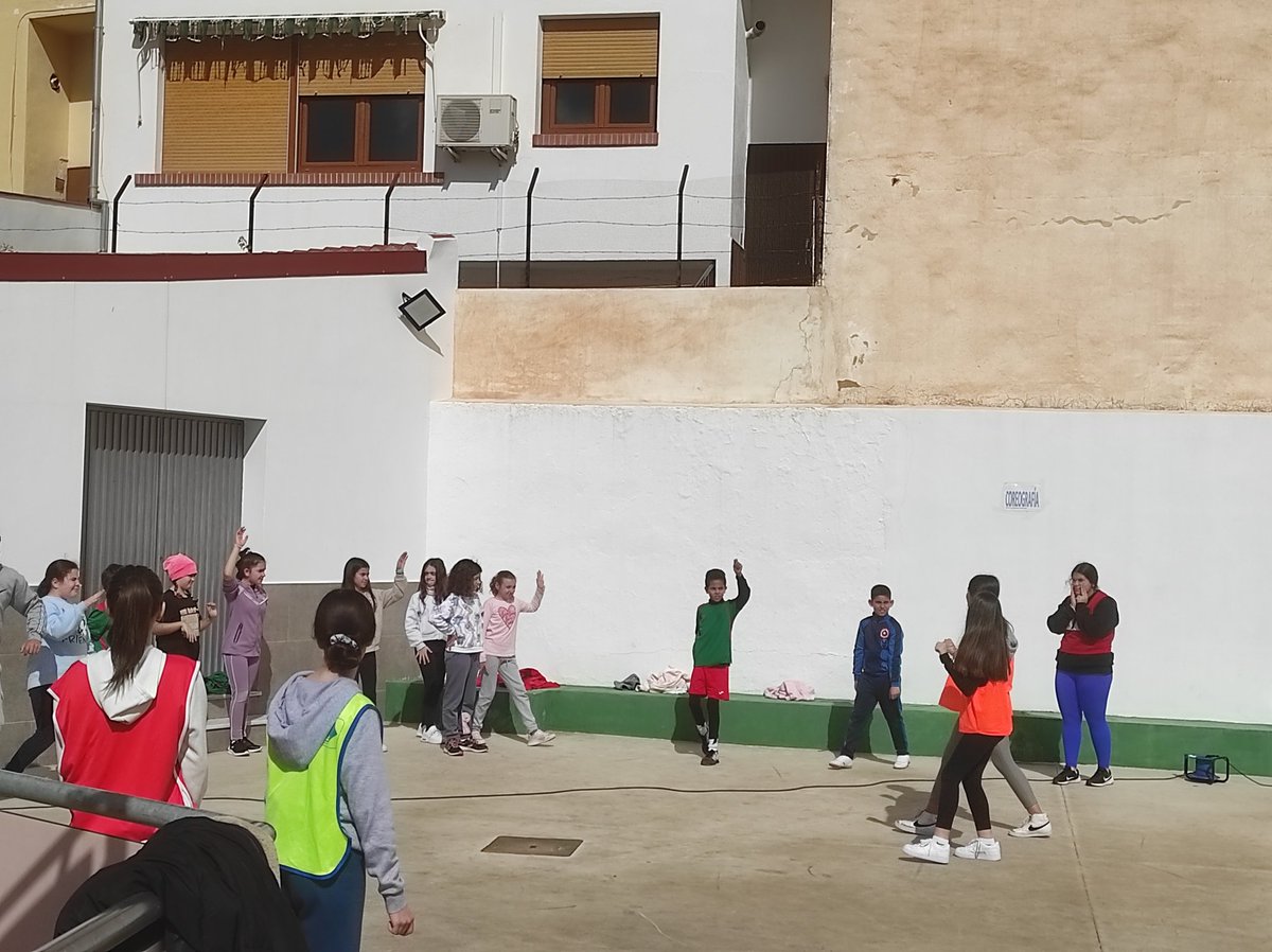 IESSierraJorge's tweet photo. ENCUENTRO DEPORTIVO INTERCENTROS.
El alumnado de 4°,5° y 6° de Primaria de los CEIP López Mayor (Vva. Trabuco) y CEIP Velasco y Merino (Vva. Rosario) participan en un encuentro deportivo en el que el alumnado de 2° ESO del @IESSierraJorge son los monitores.
Gracias https://t.co/hnT32W6pmJ