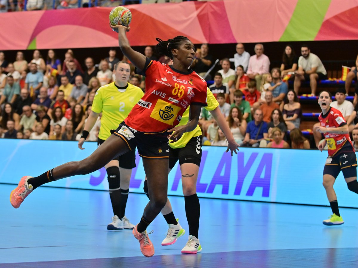 RFEBalonmano (@rfebalonmano) on Twitter photo 🇪🇸 Novedades en la lista de las #Guerreras de cara al doble choque clasificatorio del <a href="/EHFEURO/">EHF EURO</a> ante Macedonia del Norte🇲🇰
⏫ Ambros Martín recupera a <a href="/ShandyBarbosa86/">Alexandrina Barbosa</a>, <a href="/onavegue14/">Ona Vegué</a>, <a href="/elicr52/">Eli Cesareo</a> y <a href="/sayna_8/">Sayna Mbengue</a>
📰 Convocatoria completa, aquí 👉 rfebm.com/noticia/ambros… 🇪🇸 Novedades en la lista de las #Guerreras de cara al doble choque clasificatorio del <a href="/EHFEURO/">EHF EURO</a> ante Macedonia del Norte🇲🇰
⏫ Ambros Martín recupera a <a href="/ShandyBarbosa86/">Alexandrina Barbosa</a>, <a href="/onavegue14/">Ona Vegué</a>, <a href="/elicr52/">Eli Cesareo</a> y <a href="/sayna_8/">Sayna Mbengue</a>
📰 Convocatoria completa, aquí 👉 rfebm.com/noticia/ambros…