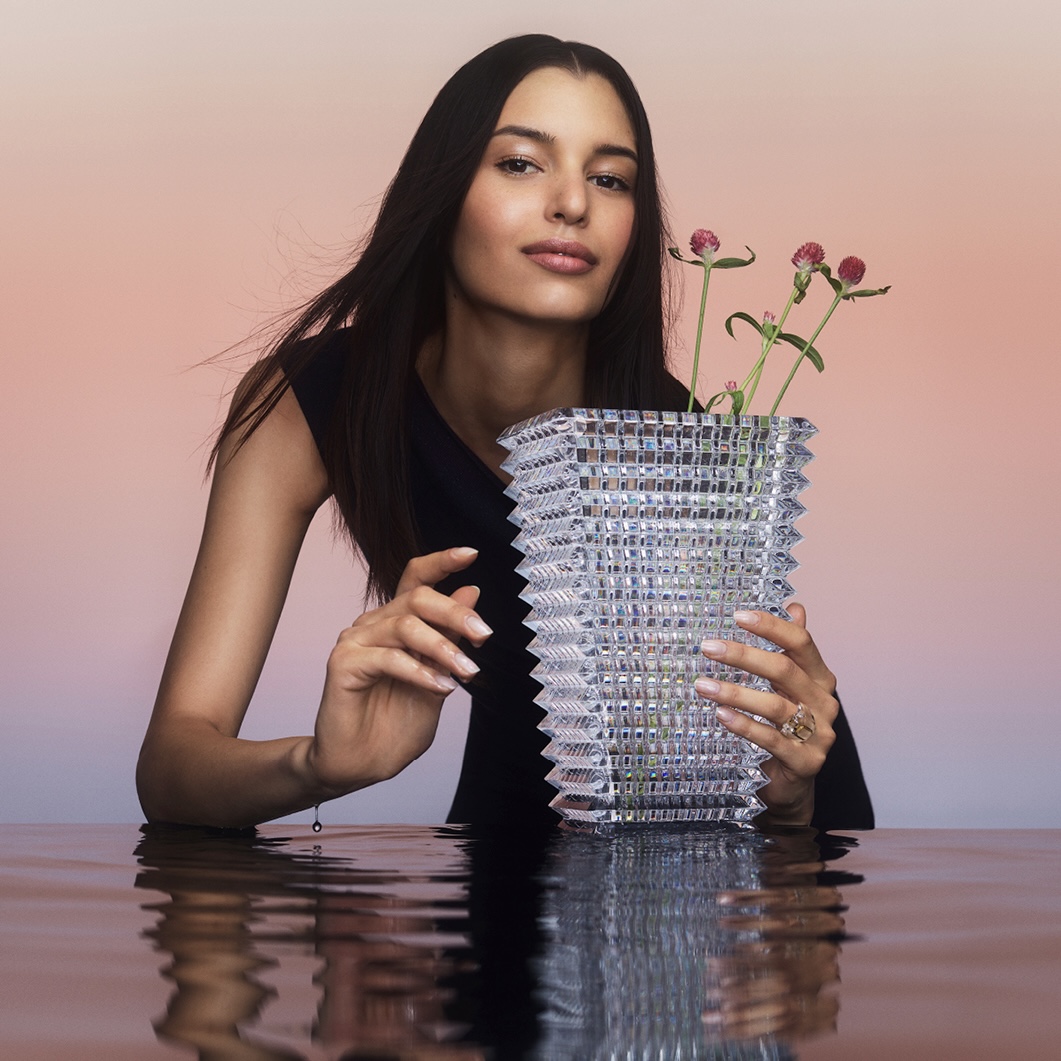 In harmony with the serene embrace of water sculpting radiance, the wavy design of the #Baccarat Eye Rectangular Vase unveils an extraordinary technique. Exterior horizontal cuts and interior vertical cuts combine to produce a magical visual effect. on.baccarat.com/eyevase