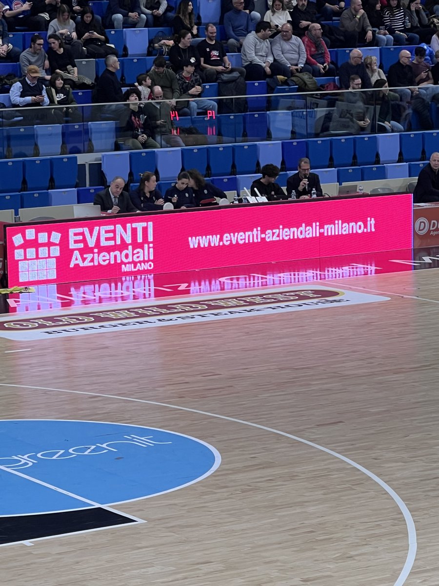 🎉 Celebrated 10 years of <a href="/EventiAziendali/">EA-MiLANO</a> at a Urania Basket Milan game! 🏀 our CEO <a href="/albertrocadorio/">Albert Roca</a> loved meeting Sandro &amp; team + attendees. Excited for EA Milano's new basketball-inspired team-building game. Teamwork on &amp; off the court! #Mooveteam #TeamBuilding #Basketball