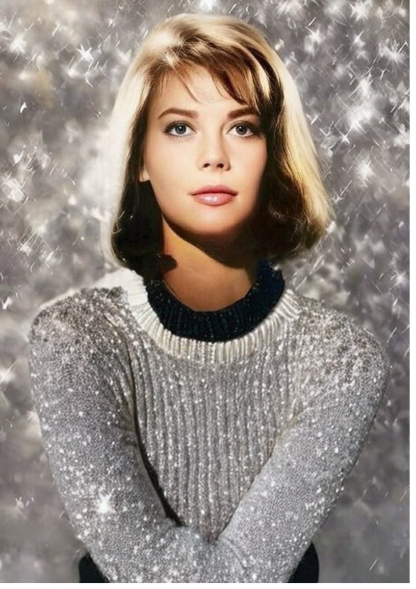 oldmovieactress's tweet photo. ✨ Hollywood royalty at its finest! ✨ Natalie Wood continues to captivate us with her timeless beauty and unforgettable talent. 🌟 #NatalieWood #IconicBeauty #ForeverInspired 💫 https://t.co/kM4TRqxwEG https://t.co/b4BE5XM9U0
