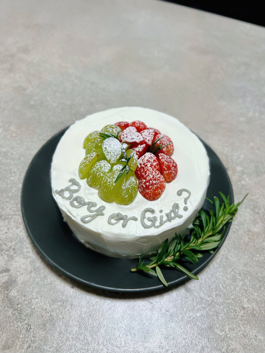 honey_umeboshi's tweet photo. 実は6か月妊婦なのですが
今日検診でやっとお子の性別がわかったので、ジェンダーリビール（性別発表）ケーキを作りました- ̗̀ 🎂 ̖́-

ケーキの中にマスカットかいちごが入っていて、入ってるフルーツがマスカットなら男の子、いちごなら女の子です🥰

#料理記録 #お菓子作り #ケーキ https://t.co/LbdNWKnPpB