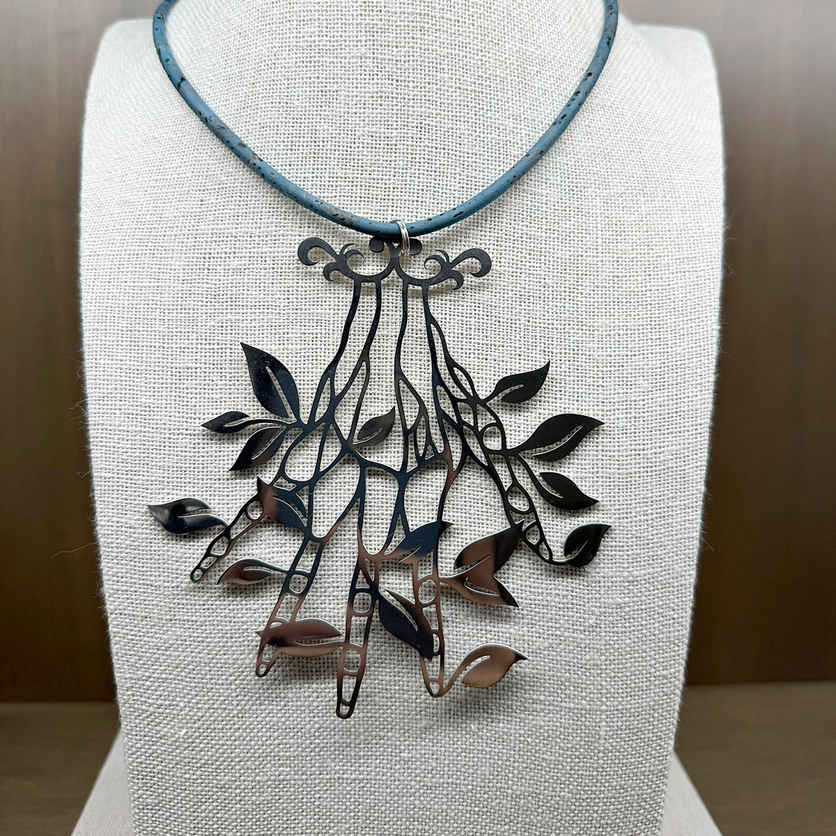 Museo_Lazaro's tweet photo. Y acabamos con las Joyas de @marinanunez_net, la serie de collares "Híbridos": el resultado de una exploración de pertenencia, continuidad y empatía entre lo humano y la naturaleza. Como las venas de una mano de las que crecen hojas de laurel #Joya #arte #jewelry https://t.co/YcGO0vfU5Q