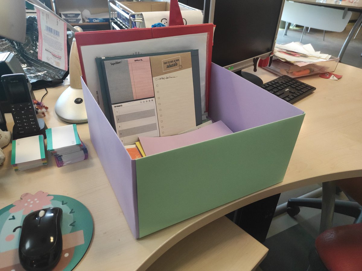 Stallou_'s tweet photo. Pov : je fais des boîtes en origami toujours plus grandes, rien ne peut m'arrêter https://t.co/esdkl3JcmU