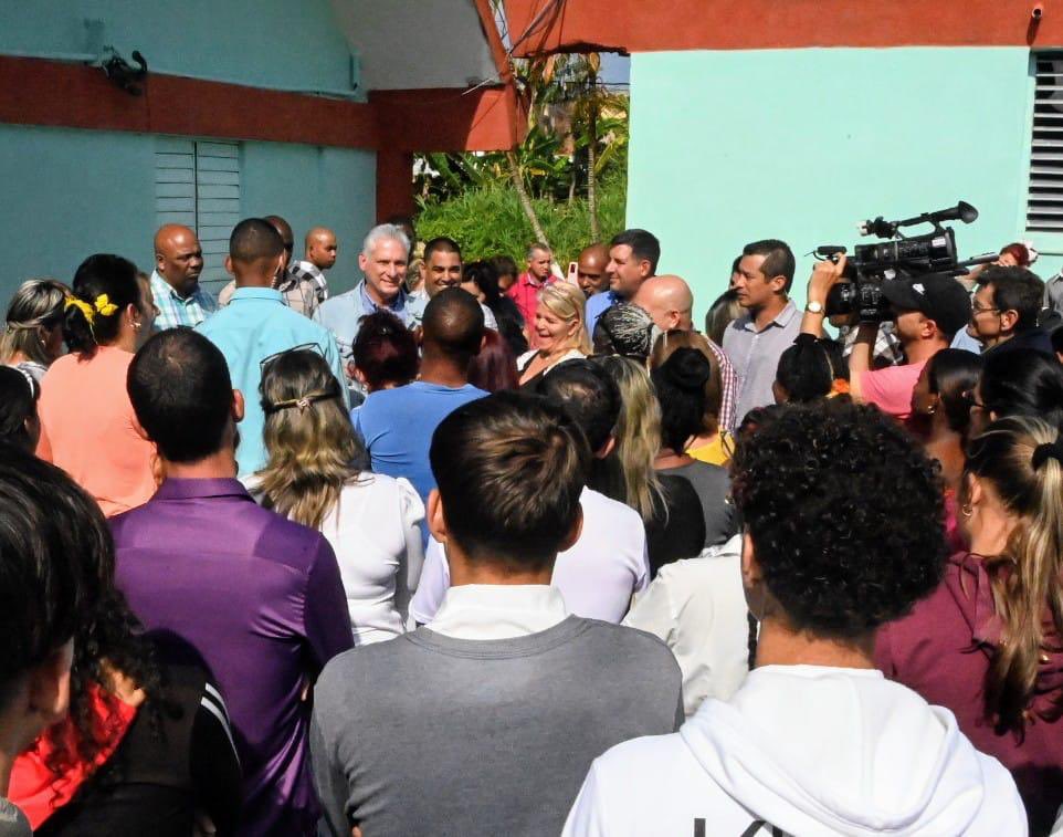 Seguimos en intercambio con nuestro pueblo, con la convicción de que con el esfuerzo diario podemos salir adelante. 

Ayer estuvimos en Consolación del Sur y San Cristóbal; hoy en Villa Clara y Cienfuegos. Estamos yendo a donde hay problemas para entre todos encontrar soluciones.