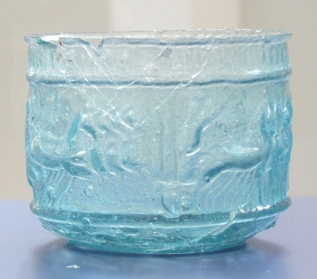 Ever seen a gladiator on a Roman glass cup? Check out Kimberly Cassibry's phenomenological study of Roman glass from AD 50 to 80, 'mold-blown spectacle' that flourished for only a few generations. From the #TRAJ archive, published in 2018: 🆓 doi.org/10.16995/traj.…