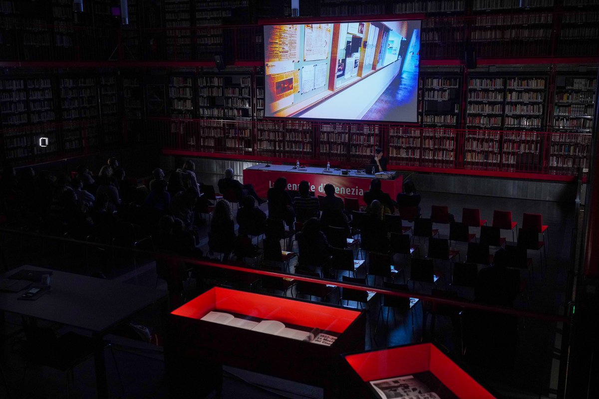 la_Biennale's tweet photo. #BiennaleArchivio Uno scatto dalla nostra Biblioteca, dove è in corso la seconda giornata dedicata a “Codici d’Archivio. Guardare è digitare”. #AndreaPinotti, @manovich, @AntonioSomaini #JacquesPerconte e #RinaldoCensi riflettono sul tema “Gli Archivi come magazzini digitali per studiare il presente e progettare il futuro”, affrontando due nuclei tematici: Immagine e Tempo. A seguire, nel pomeriggio, la tavola rotonda “Dal linguaggio analogico al linguaggio digitale”.