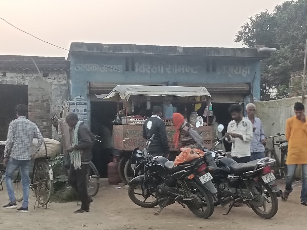 Absnews131's tweet photo. देसी शराब की दुकान के बगल में खुलेआम बिकता है चिखना शराबियों का रहता है जमावड़ा। आए दिन झगडा का बना रहता है, संभावना कोतवाली ख़लीलाबाद के तामेश्वर नाथ चौकी क्षेत्र के सियरासाथा चौराहा का मामला
@digbasti @Uppolice @santkabirnagpol https://t.co/kldQPVLLSo
