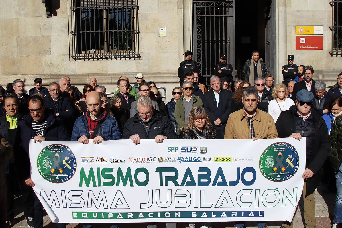 jjarryy's tweet photo. Mismo trabajo, misma jubilación !!! #leon_esp https://t.co/UHkfosQD0f