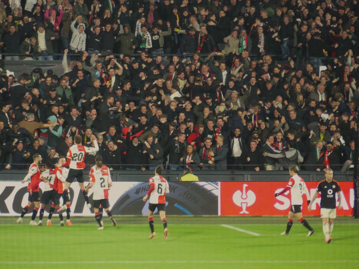 FR12Patrick's tweet photo. Gisteren vroeg iemand in het stadion, wat maakt het voor jou zo mooi, dat je steeds maar weer foto's maakt. 

Daar is maar één antwoord op. Dat zijn de supporters. 

Voor mij begon het vroeger allemaal bij het zien van deze Tomasson foto. Al die gezichten, de emotie, het juichen, treurnis bij de tegenstander. Alles zit er in. Het is een foto waar je minuten lang naar kan kijken. En dat is prachtig. 

Er naast een foto die ik gisteravond maakte. Niet eens in de buurt van de schoonheid van de foto uit seizoen 2008/09. Ook qua kwaliteit niet, maar al die gezichten op vak Y. Het juichen. De emotie. Iedereen zit in het moment. En dat moment is na een paar seconden weer voorbij, maar de fotografen langs het veld kijken altijd de andere kant op. Maar nu bewaard voor de eeuwigheid.

En dat maakt na 13 jaar het nog steeds leuk om te doen.