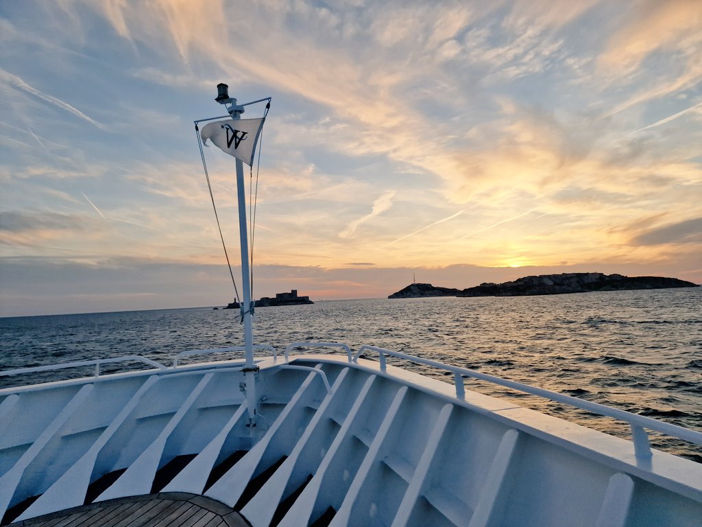 #ad Sunset sailaway views from the bow of Star Legend, as she departed Marseilles in January 2024 🛳⚓️🚢

#windstarcruises #smallshipcruising #starlegend
#180degreesfromordinary