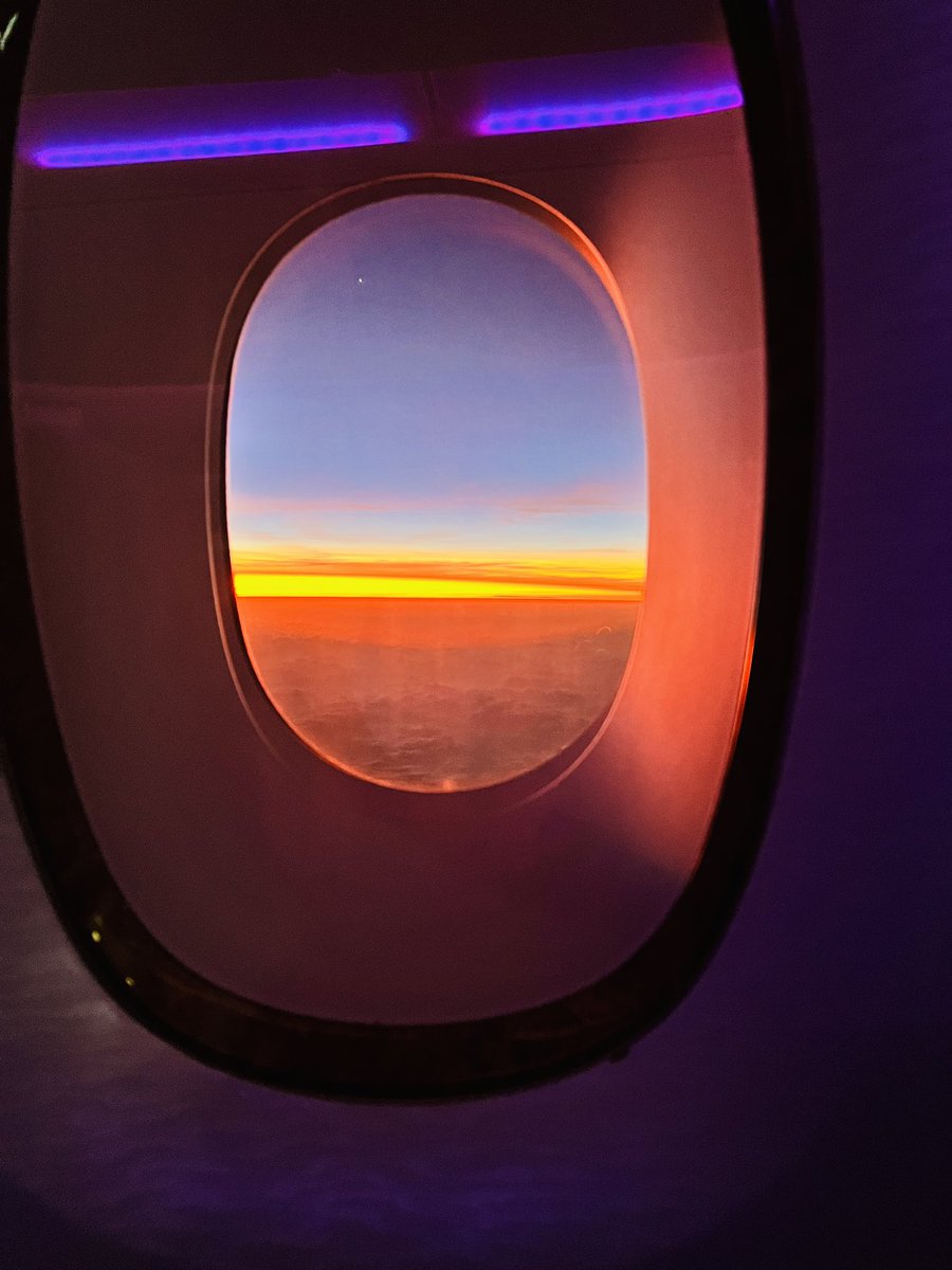 sekwatimapela's tweet photo. Caught a sky so pretty, it's almost like Mother Nature is flirting with me. Or maybe she's just laughing at my attempt to open this window. #WindowPains https://t.co/D586ZFARk2