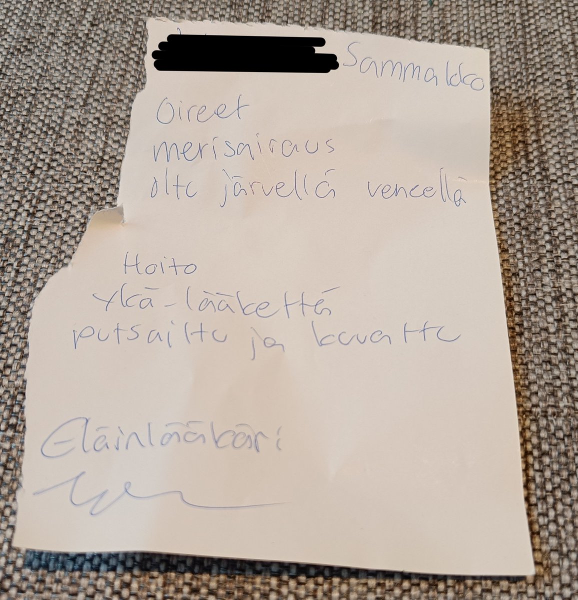 Lapsen päiväkodissa kävi eilen lääkäriopiskelijoita pitämässä nallesairaalaa. Meidän viisivuotias oli ylpeä: Oli saanut itse keksiä ja kertoa lääkärille pehmosammakkonsa terveysongelmat! Opiskelijat puolestaan oppivat lapsipotilaiden kohtaamista. Upeita juttuja tällaiset.