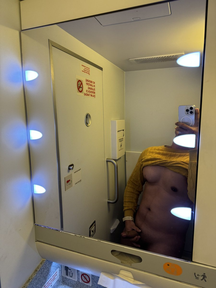 อยู่บนเครื่องบิน นานๆมันก็เบื่อ
หาอะไรทำดีกว่าครับ