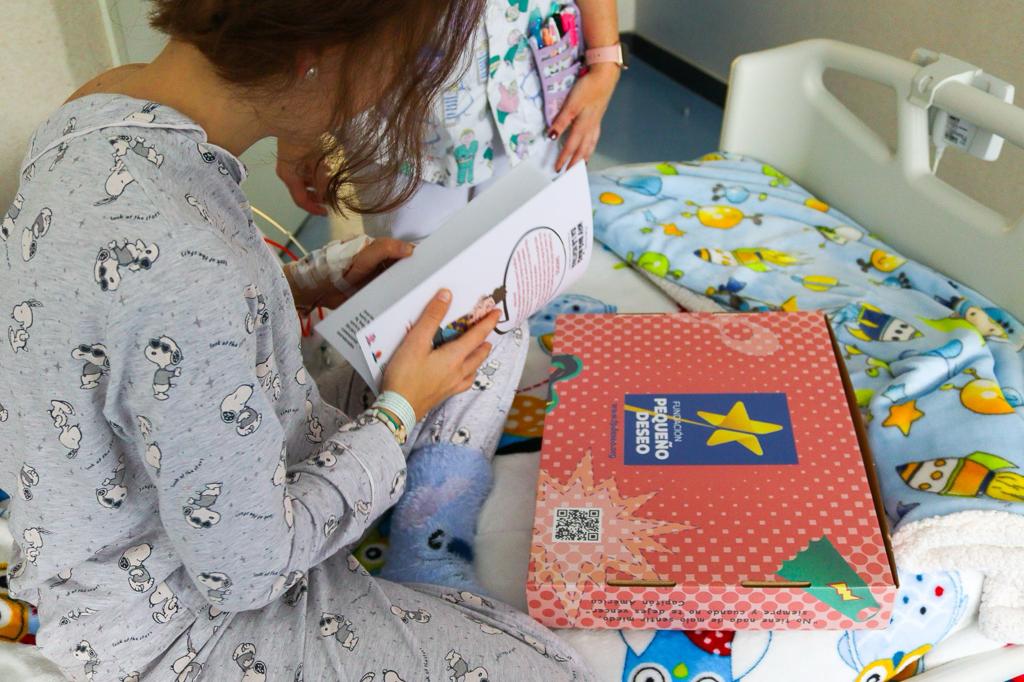 💫Entrega de materiales a los peques del hospital por parte de la @fpdeseo. 🦸🏻💪Hoy los pequeños pacientes han recibido sus 'Kit de Súperpoderes' que les ayudarán a llevar su recuperación un poquito mejor.  #SomosHRegional  #HRUMContigo @MalagaJunta  @saludand  @HumanizAndal