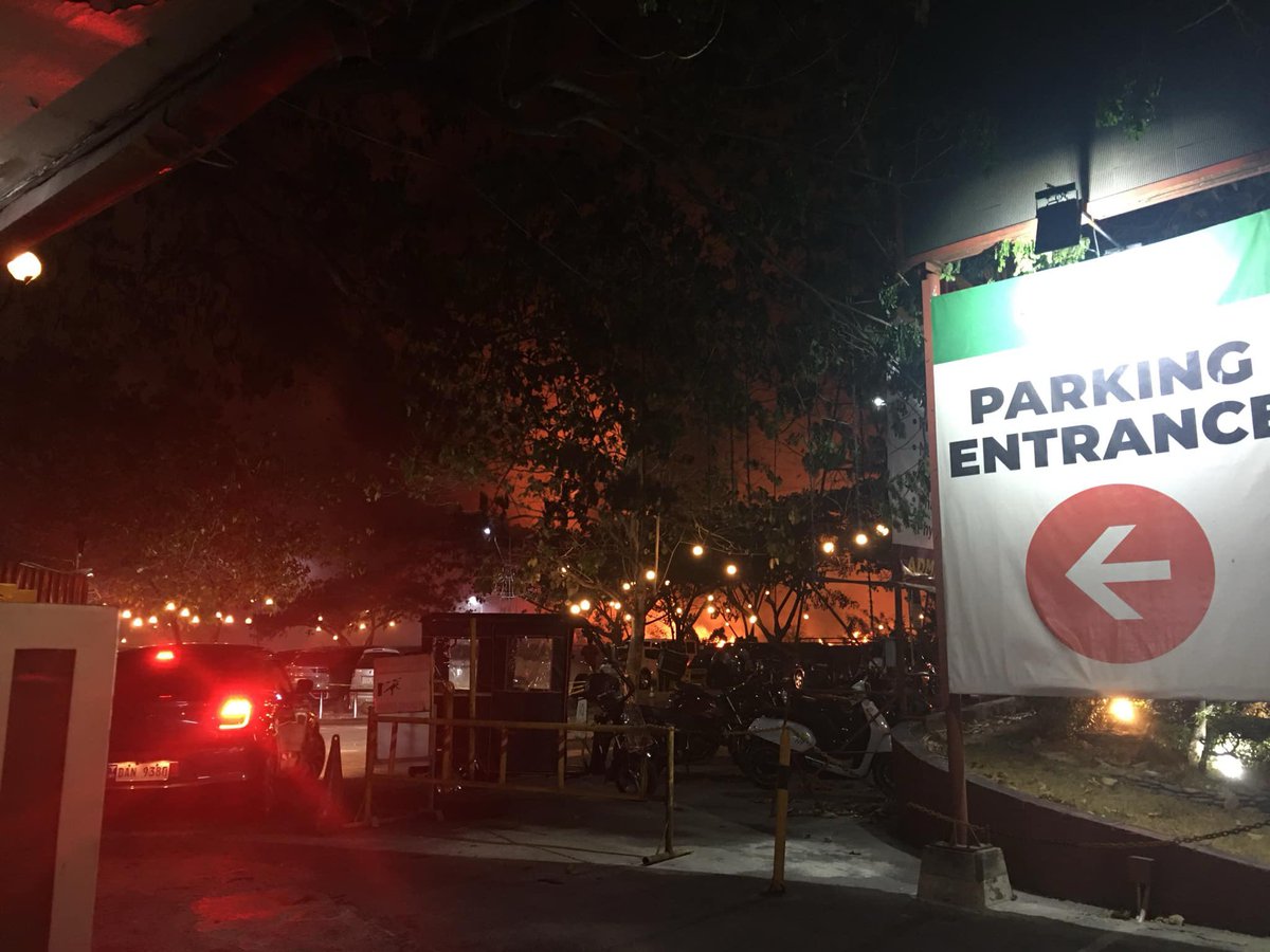 pinas_city's tweet photo. TINGNAN: Grassfire, sumiklab sa bakanteng lote katabi ng University of Perpetual Help System Dalta ngayong gabi.
#LPCUpdate #FireAlert #SunogAlert #LasPiñas
📸: Go Las Piñas/ FB https://t.co/bSbeLROmcO
