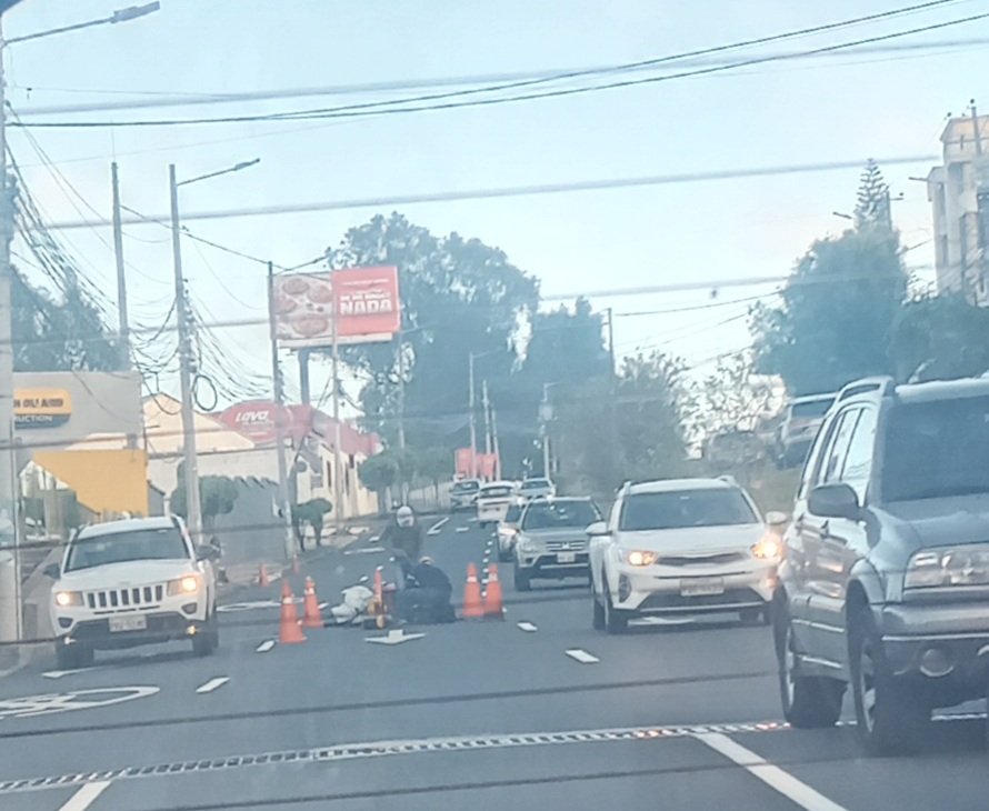 panchoora's tweet photo. Señores @pabelml y @MunicipioQuito en la calle Las Azucenas (el ciclista) hay trabajadores privados rompiendo el asfalto que no tiene ni tres meses desde la última pavimentación. Por favor inspeccionar. https://t.co/rOeXk3RMmG