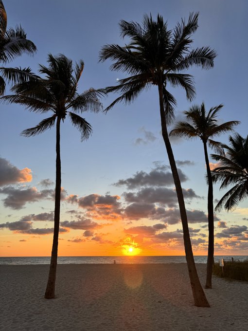 Friday morning sunrise ☀️ https://t.co/mW8O1YQ7fP