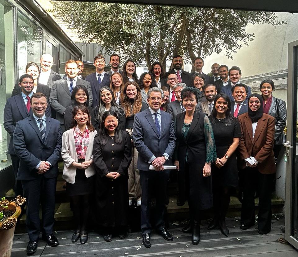 PeruInUK's tweet photo. 🇵🇪✨ An honour to welcome the @DiplomacyOxford at the Embassy of Peru in the UK! Ambassador @jcgamarras had the pleasure of hosting this diverse group for an enriching discussion on diplomacy. 🌐🤝 The exchange of ideas was truly insightful. #PeruUKDiplomacy #ODSPVisit https://t.co/rFrqnEXoTw