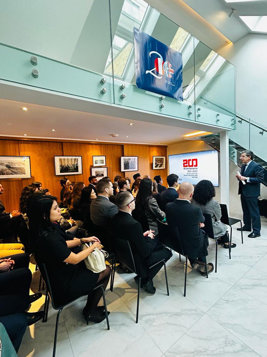 PeruInUK's tweet photo. 🇵🇪✨ An honour to welcome the @DiplomacyOxford at the Embassy of Peru in the UK! Ambassador @jcgamarras had the pleasure of hosting this diverse group for an enriching discussion on diplomacy. 🌐🤝 The exchange of ideas was truly insightful. #PeruUKDiplomacy #ODSPVisit https://t.co/rFrqnEXoTw