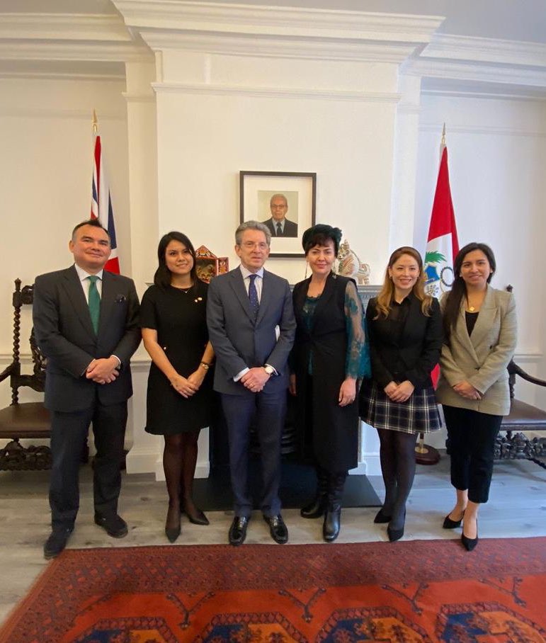 PeruInUK's tweet photo. 🍽️🥂 After the enlightening discussion, our guests enjoyed delightful bites and experienced the taste one of our favourite national soft drinks, Inka Cola. 🇵🇪🥤 A moment of cultural exchange and shared joy, reflecting the warmth and hospitality of Peru. 🌍🤗 #EmbassyMoments https://t.co/G26ldbwHqn