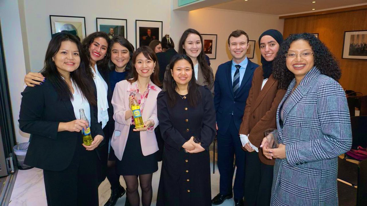 PeruInUK's tweet photo. 🍽️🥂 After the enlightening discussion, our guests enjoyed delightful bites and experienced the taste one of our favourite national soft drinks, Inka Cola. 🇵🇪🥤 A moment of cultural exchange and shared joy, reflecting the warmth and hospitality of Peru. 🌍🤗 #EmbassyMoments https://t.co/G26ldbwHqn