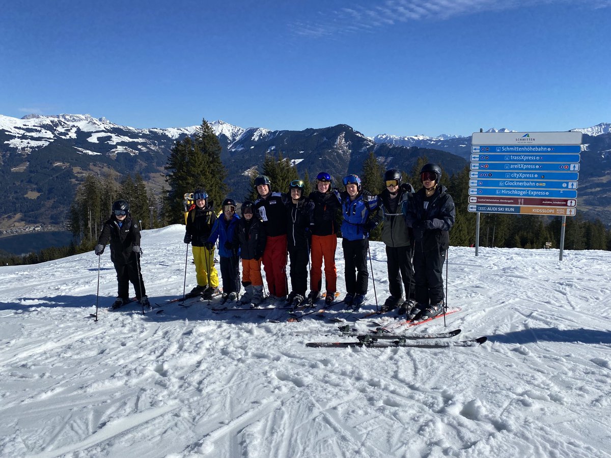 LRGSskiing's tweet image. 4 ski groups (1 had already skied off!)