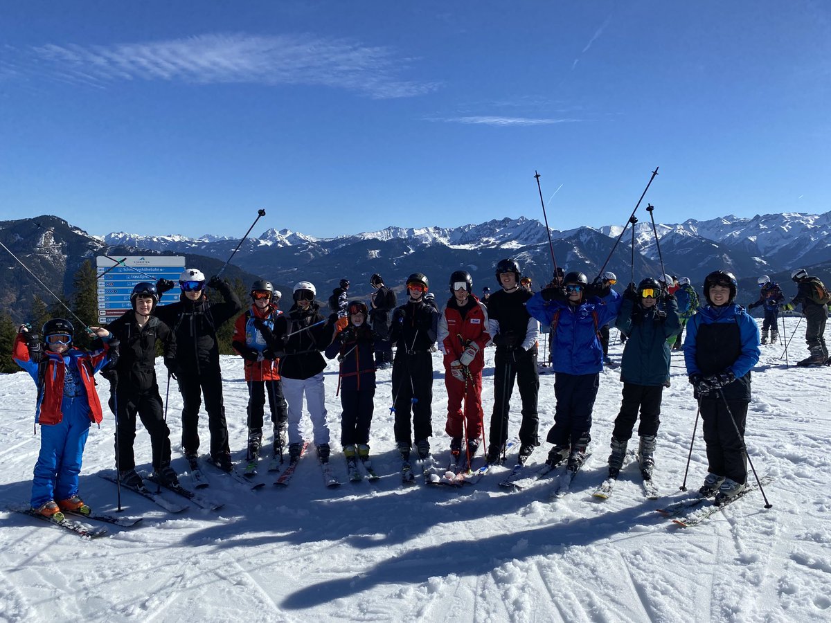 LRGSskiing's tweet image. 4 ski groups (1 had already skied off!)