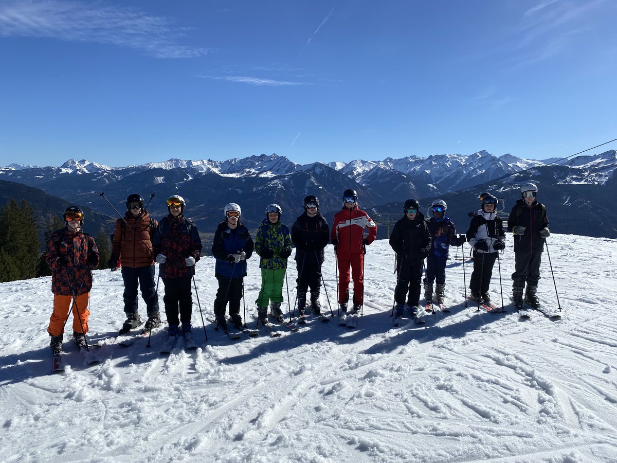 LRGSskiing's tweet image. 4 ski groups (1 had already skied off!)