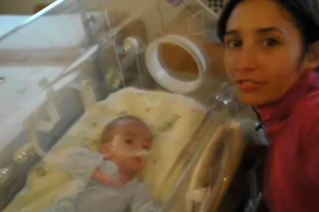 porqueTTarg's tweet photo. “Milagro”

Porque una mujer de Catamarca adoptó a un niño en grave estado “para que tuviera una mamá en sus últimos días”, pero el bebé se salvó y hoy disfrutan la vida juntos.

El bebé estaba solo en un hospital de Córdoba, ella sacó un pasaje con el miedo de no llegar a tiempo porque le dijeron que estaba grave, y el niño logró reponerse.
