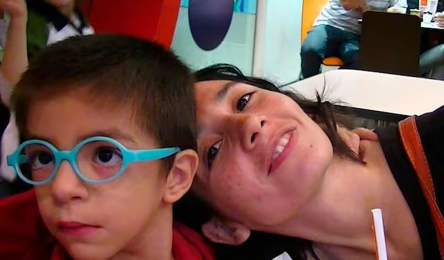 “Milagro”

Porque una mujer de Catamarca adoptó a un niño en grave estado “para que tuviera una mamá en sus últimos días”, pero el bebé se salvó y hoy disfrutan la vida juntos.

El bebé estaba solo en un hospital de Córdoba, ella sacó un pasaje con el miedo de no llegar a tiempo