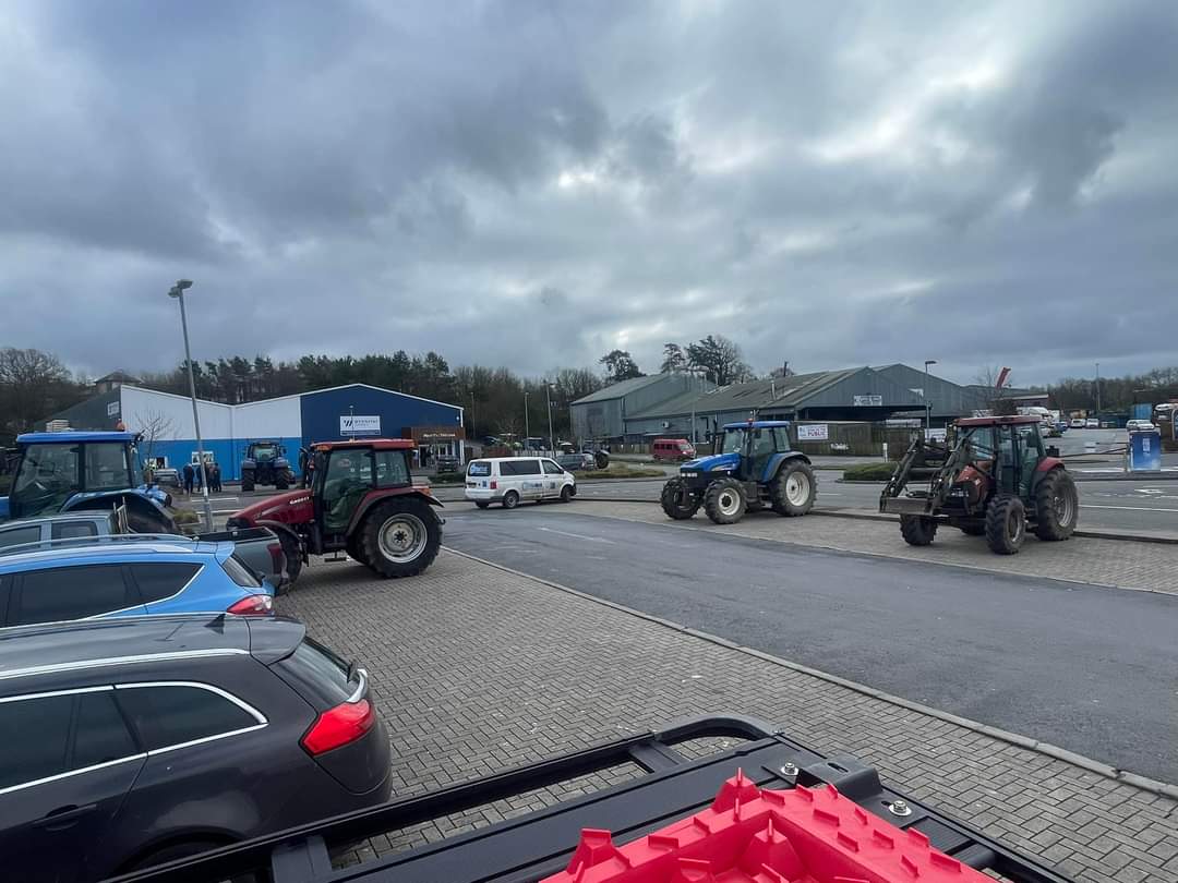 Looks like some thing is afoot! 
5 tractors in Carmarthen (and another 3 just turned up) and I’ve just followed another 5 heading into town from Idole. 😃good luck to our farmers.

UPDATE 30 plus tractors coming in from St Clears #nofarmersnofood
#WelshFarmers
#PeopleNotPolitics