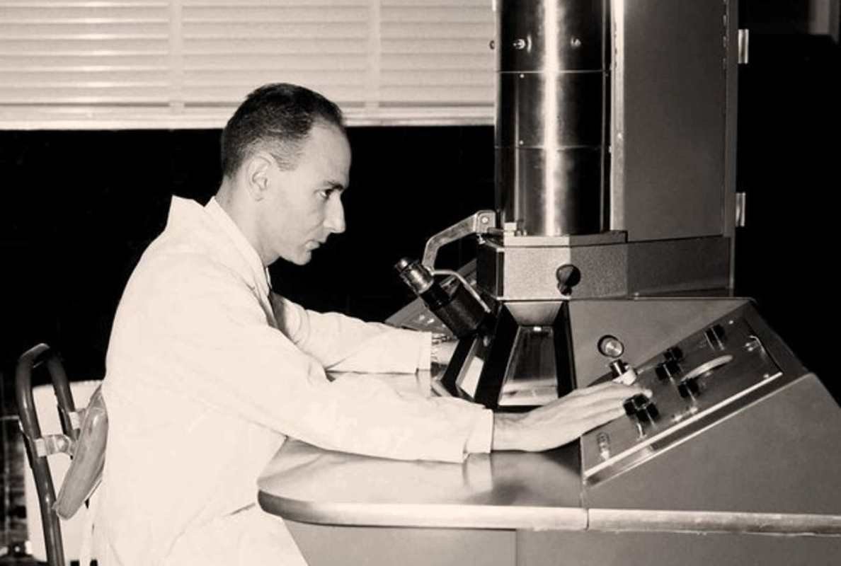 #16Ene | En 1953, el doctor Fernández-Morán publicaba su trabajo «La cuchilla de diamante para seccionado ultrafino», que firmó como investigador del Instituto Karolinska y del Departamento de Biofísica de la UCV.

Más información:
rb.gy/dc7vba

#SomosPatriaJusta