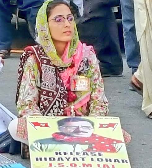 Rabail26's tweet photo. Horrific news from Sindh. Political dissident Hidayat Lohar, father of #humanrightsdefenders @SasuiiLohar @Sorath_Latif target killed in Naseerabad. Lohar was forcibly disappeared from April 2017-May 2019, during which he was tortured, his family cont. harassed by intel/rangers. https://t.co/rgUIroEYqf