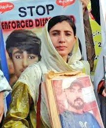 Horrific news from Sindh. Political dissident Hidayat Lohar, father of #humanrightsdefenders <a href="/SasuiiLohar/">Sasui Lohar سسئي لوھار</a> <a href="/Sorath_Latif/">Sorath Latif</a> target killed in Naseerabad. Lohar was forcibly disappeared from April 2017-May 2019, during which he was tortured, his family cont. harassed by intel/rangers.