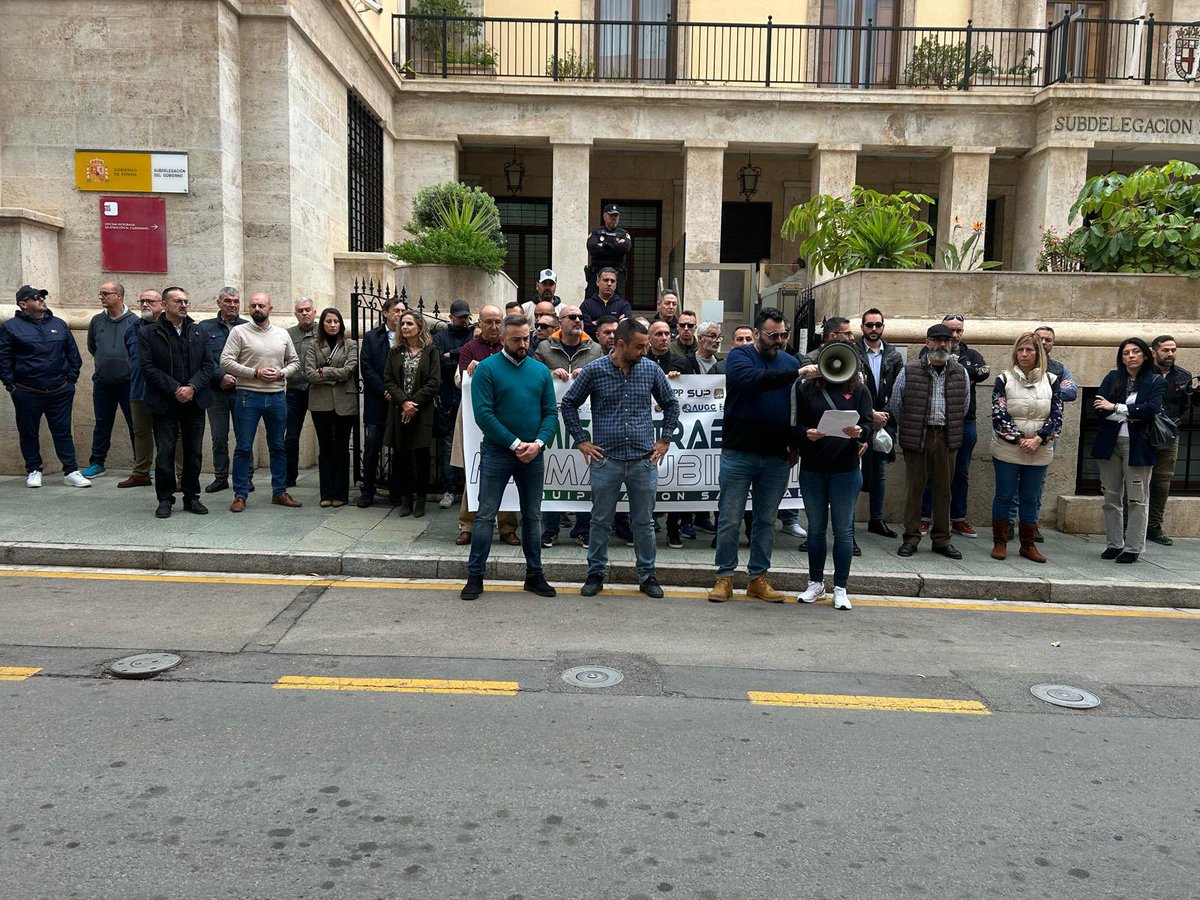 SupAlmeria's tweet photo. Hemos realizado un minuto de silencio en honor de nuestros compañeros asesinados en Barbate
Venimos con la @PlataformaPNyGC a todas las Delegaciones y Subdelegaciones del Gobierno de España a reclamar por una #JubilacionDignaGCyPN 
#EquiparaciónSalarial https://t.co/Fl3tAmHgAR