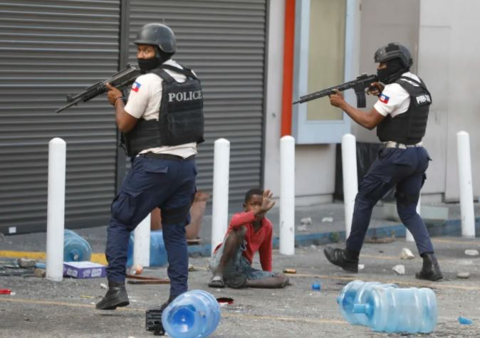jgdenis's tweet photo. Au lieu d'appuyer une gouvernance responsable pour une réponse consensuelle a la violence des gangs en Haiti, @USEmbassyHaiti @ambafranceht @BINUH_UN préfèrent s'allier a un pouvoir répressif pour forcer une intervention étrangère désordonnée et renouveler le chaos. https://t.co/bDGmgSBXsN