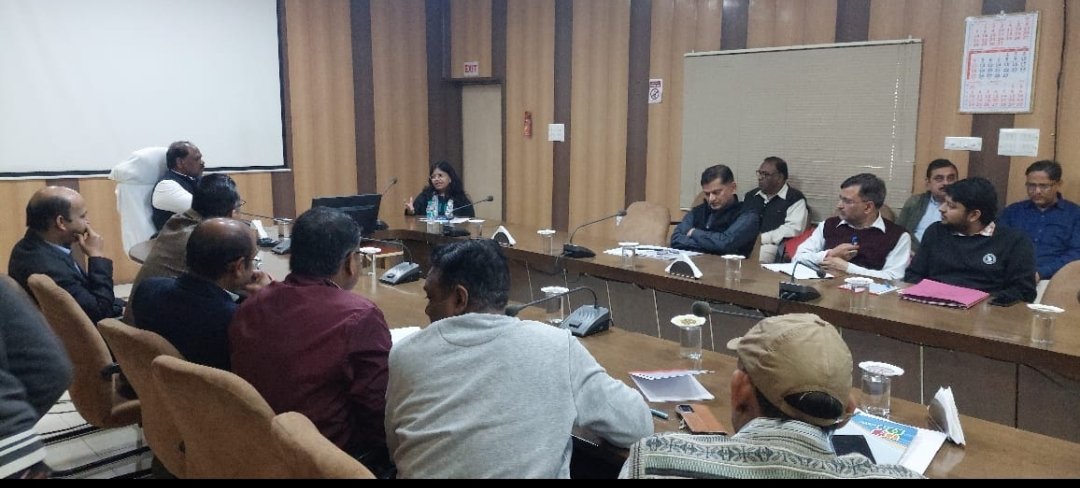 OpfGil's tweet photo. GIL की इकाई OPF में आज स्वास्थ्य जागरूकता कार्यक्रम का आयोजन किया गया, जिसमें महाप्रबंधक श्री एम.सी. बालासुब्रमणियम के साथ सभी अधिकारियों ने सहभागिता की। PMO डॉ. ज्योति त्रिवेदी ने आदर्श स्वास्थ्य के सूत्रों के बारे में विस्तार से जानकारी दी।
#HealthAwareness
#OpfGilInitiative https://t.co/OtJNZUlUEB