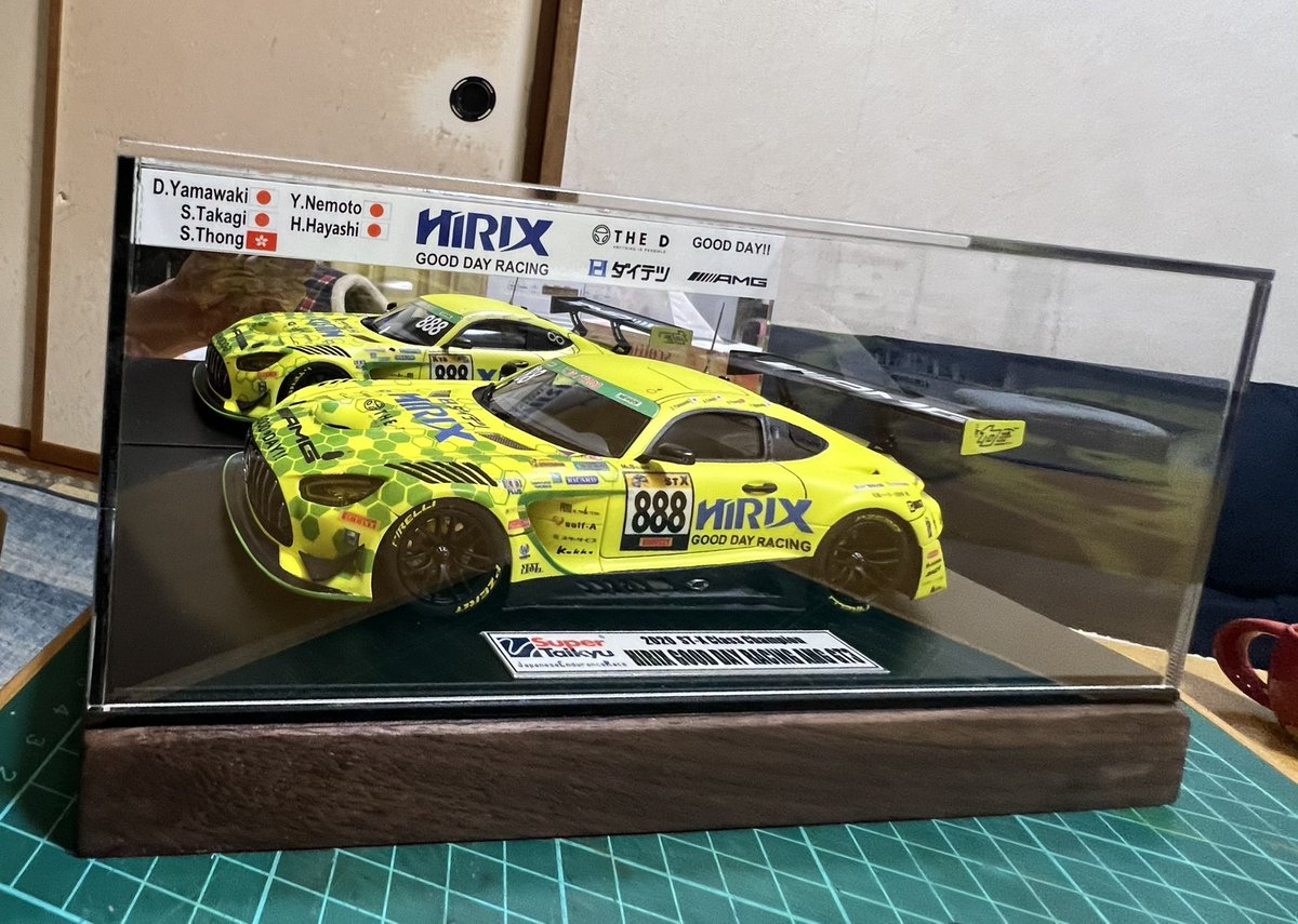 ModelHgs's tweet photo. アクリル展示ケースをピット風の雰囲気で装飾してみました。　
#スーパー耐久2020STXクラス総合優勝　#HIRIX #タミヤ https://t.co/UYYfY41BFY