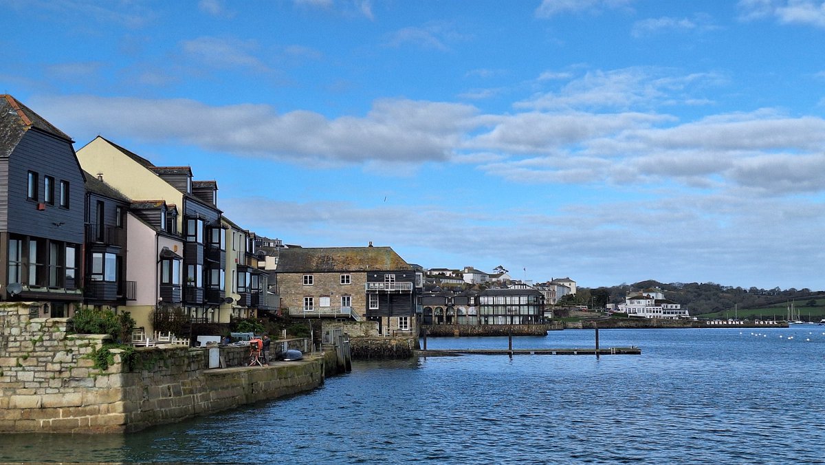 BevHunt72's tweet photo. Over halfway through #Walk37 of my 55 walk challenge to raise funds for #OneMedicine @HumanimalTrust...have walked through #Falmouth town and have now reached the docks. Next stop #PendennisCastle...
https://t.co/Qfp9d2j80g https://t.co/2Jkgi6lMZw