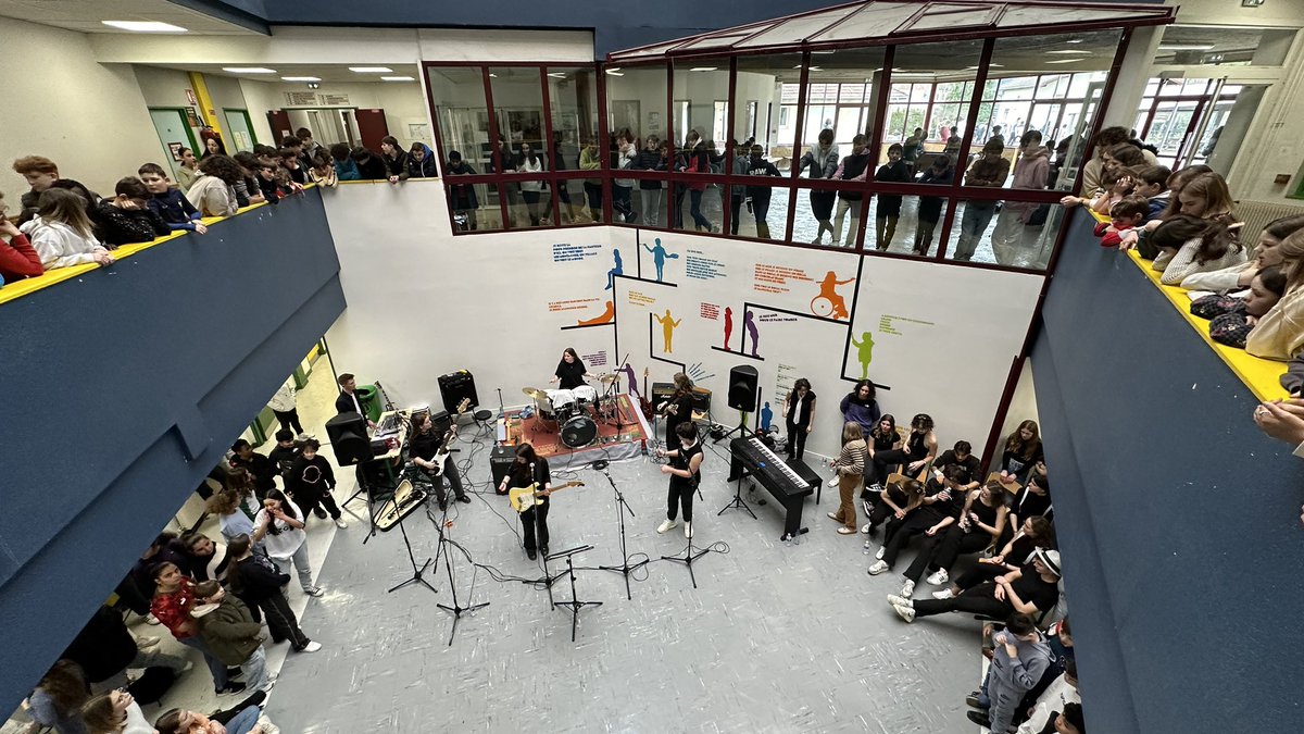 olusrotus's tweet photo. Très beau moment de partage avec les élèves du club musique du @lycéeXavierMarmier et la chorale du @MalrauxCollege ce jeudi midi https://t.co/hJZQ9mfzW8