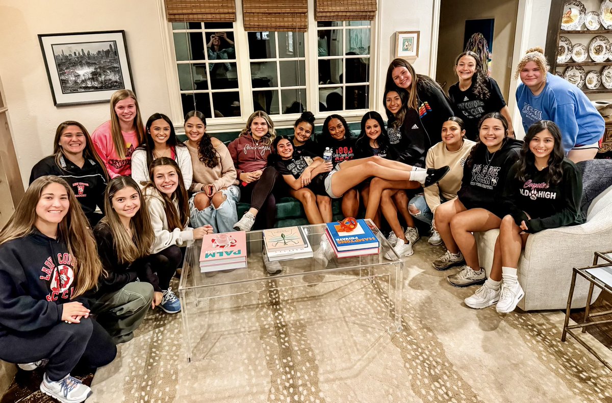 Team Dinner Last night! ❤️ 🖤#hostedbyalumni The Varsity girls had a blast and enjoyed the bonding. Thank you!!