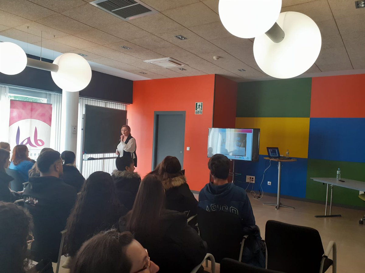 nexusandalucia's tweet image. Hoy visita de estudiantes del @ieslarosaleda 
✅Un recorrido en el que han conocido nuestras instalaciones y las actividades diarias en #AndalucíaLab 
A través del #DemoLab, se han acercado al mundo de la tecnología y la innovación aplicados al sector turístico🌐
#VisitasDemoLab